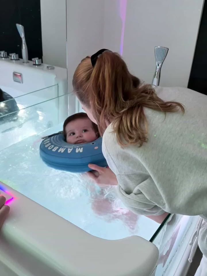 Mamá acompañando a su bebé durante la sesión